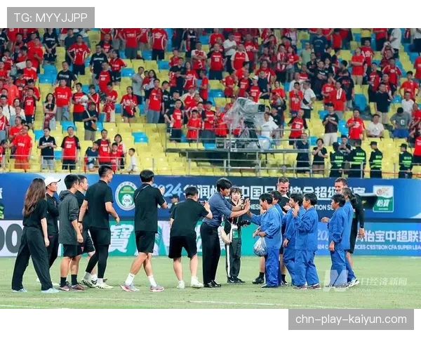 成都凤凰山足球场周末举办业余联赛，采用中超标准数据采集系统